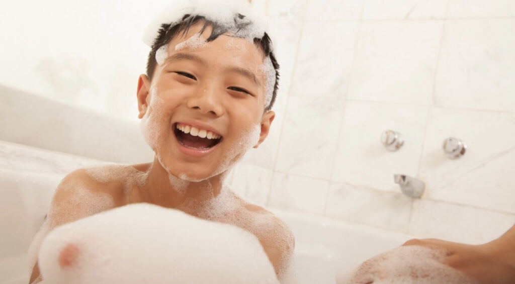 11 Tips Mandiin Anak dengan Kondisi Autisme + Cerebral Palsy