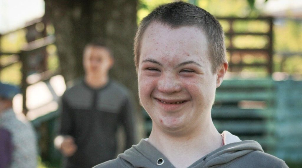 3 Alasan Anak Down Syndrome + Tunarungu Menghindar Cermin