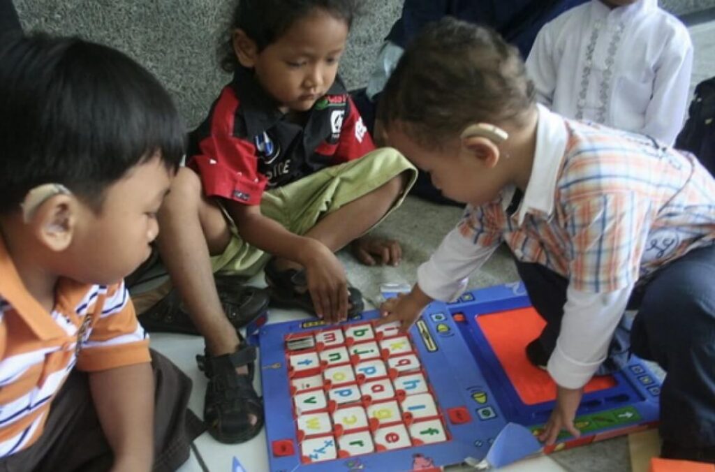 Anak Tunarungu Tapi Polos, Amankah Jika Bergaul di Luar