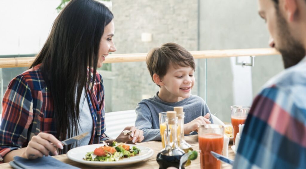 3 Tantangan Anak PKU Saat Ingin Makan Aman di Luar Rumah
