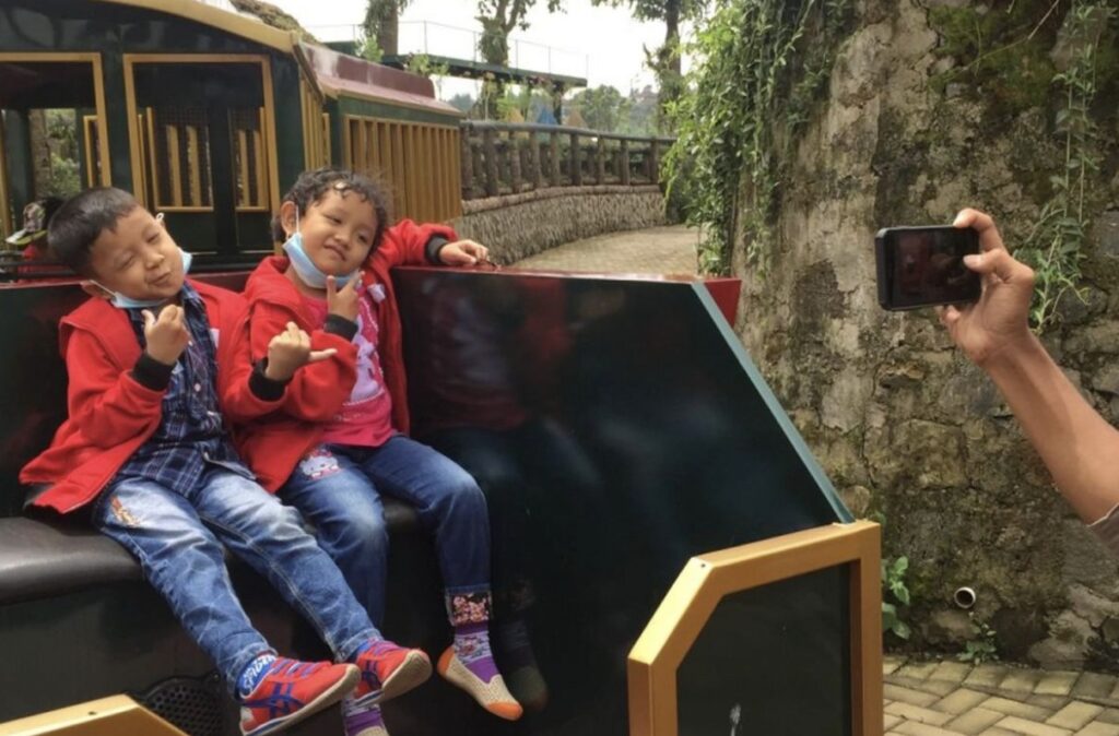 5 Panduan Traveling dengan Anak Down Syndrome + Tunarungu