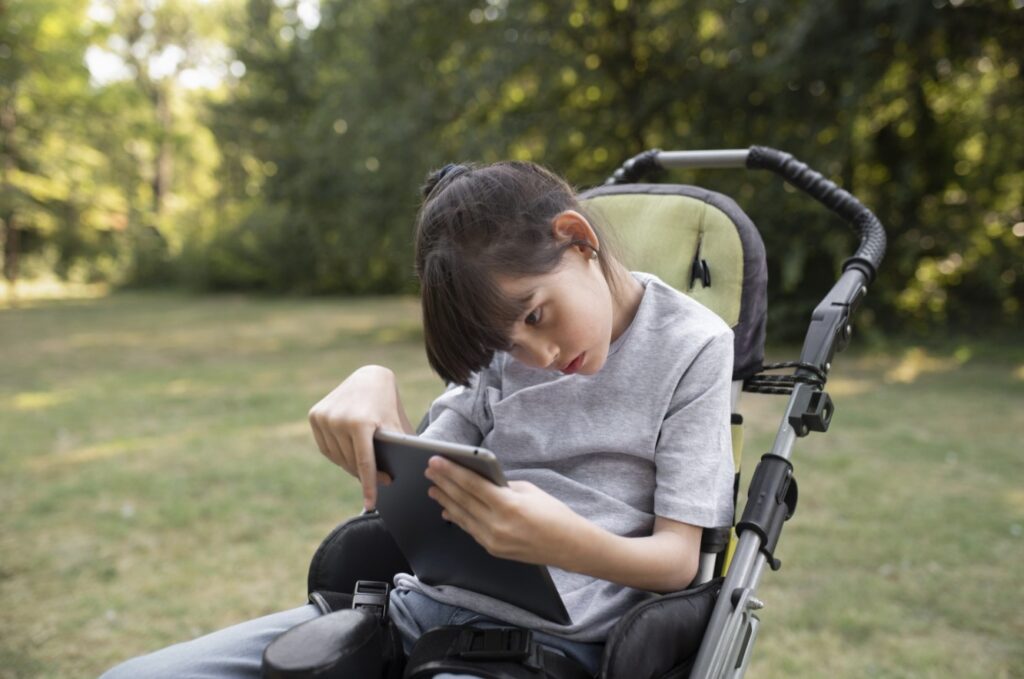 Anak Autisme + Cerebral Palsy Susah Pindah dari Kursi Roda