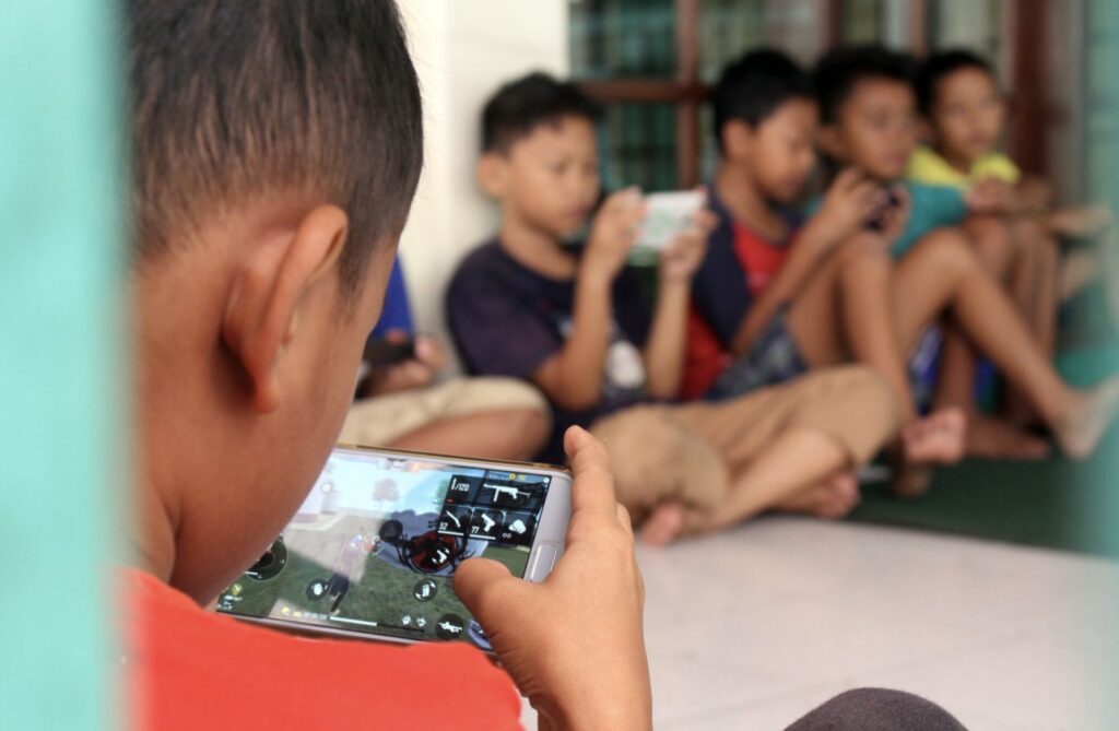 Anak Tunarungu saat Bermain Games di HP, Apakah Aman