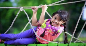 Mengapa Anak Autisme Klasik Selalu Main Sendiri di Taman