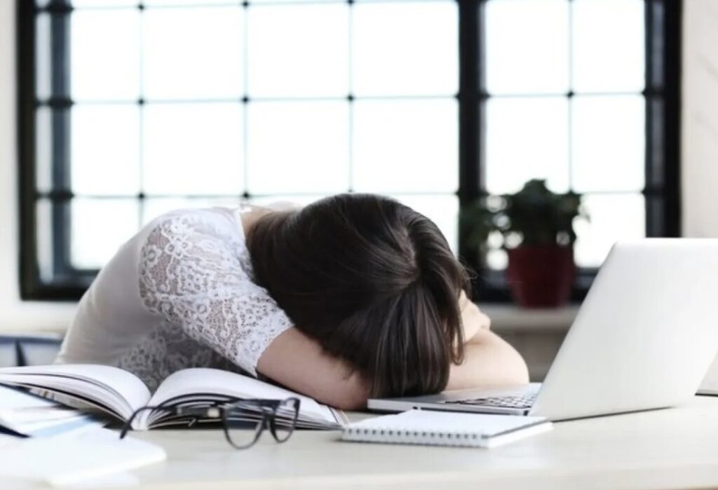 4 Alasan Stamina Ngedrop Gara-Gara sering Tidur Kelamaan