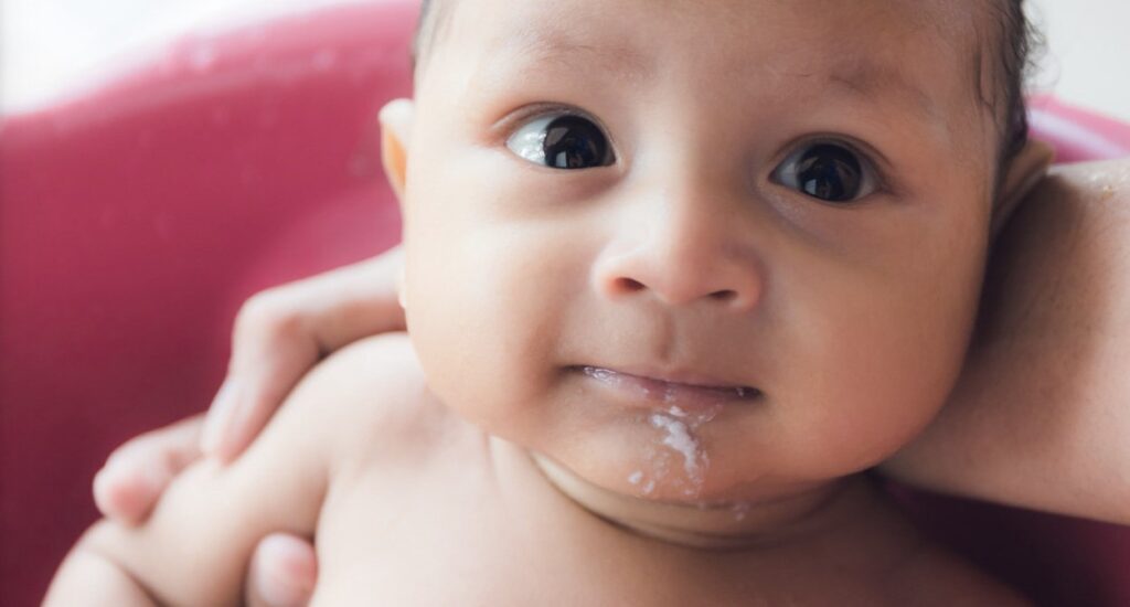 Kenapa ASI Keluar Deras Banget Bikin Bayi 'Kelelep' dan Muntah Setelahnya