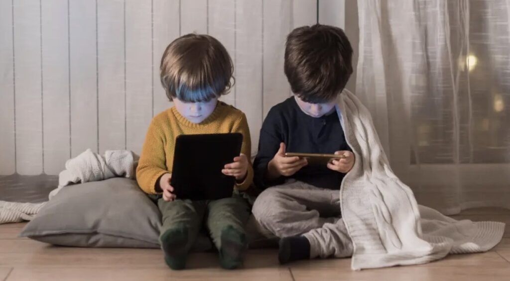 Mengapa Main Gadget Sambil Duduk Bikin Anak Telat Jalan