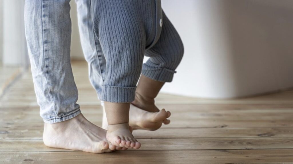 Anak Cepat Ngomong Telat Jalan, Benarkah Ini Jawabannya