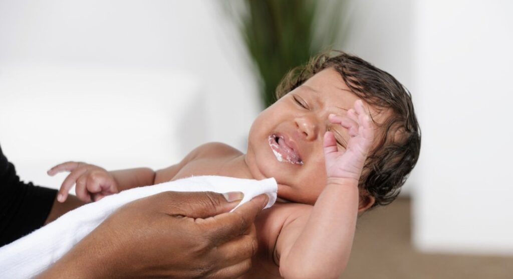 Bayi Muntah Saat Disusui Tiduran Miring, Ini Menjadi 3 Sebabnya
