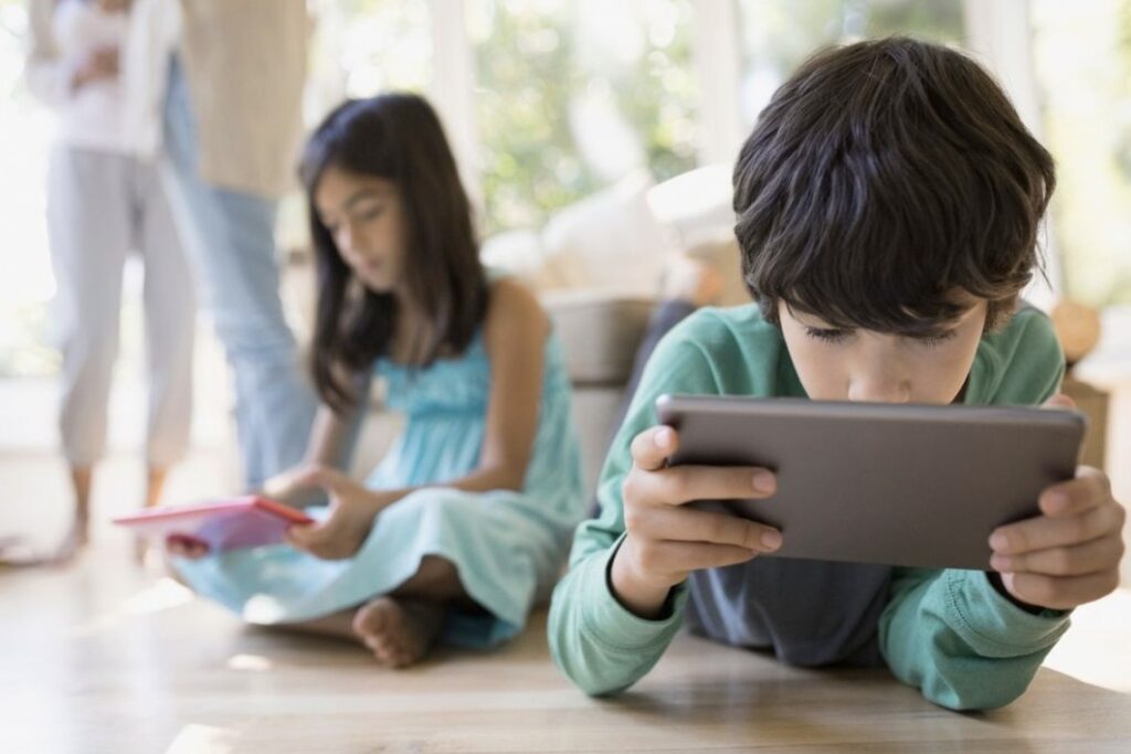 Kenapa Tablet Layar Lebar Berisiko Mata Juling pada Anak