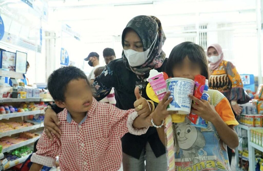 3 Tips Melatih Anak Alami Autis saat Antri di Kasir Minimarket