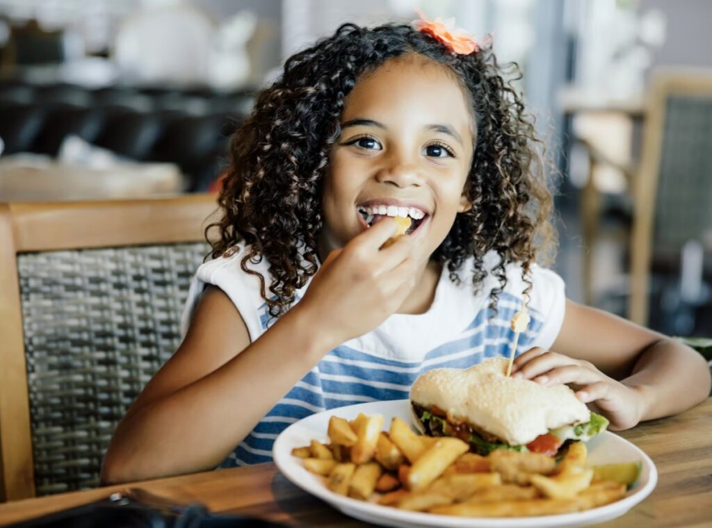 3 Tips Mengajak Anak Autis ke Restoran yang Nyaman