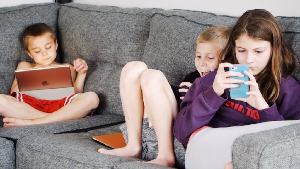 batas waktu screen time ideal untuk anak autis