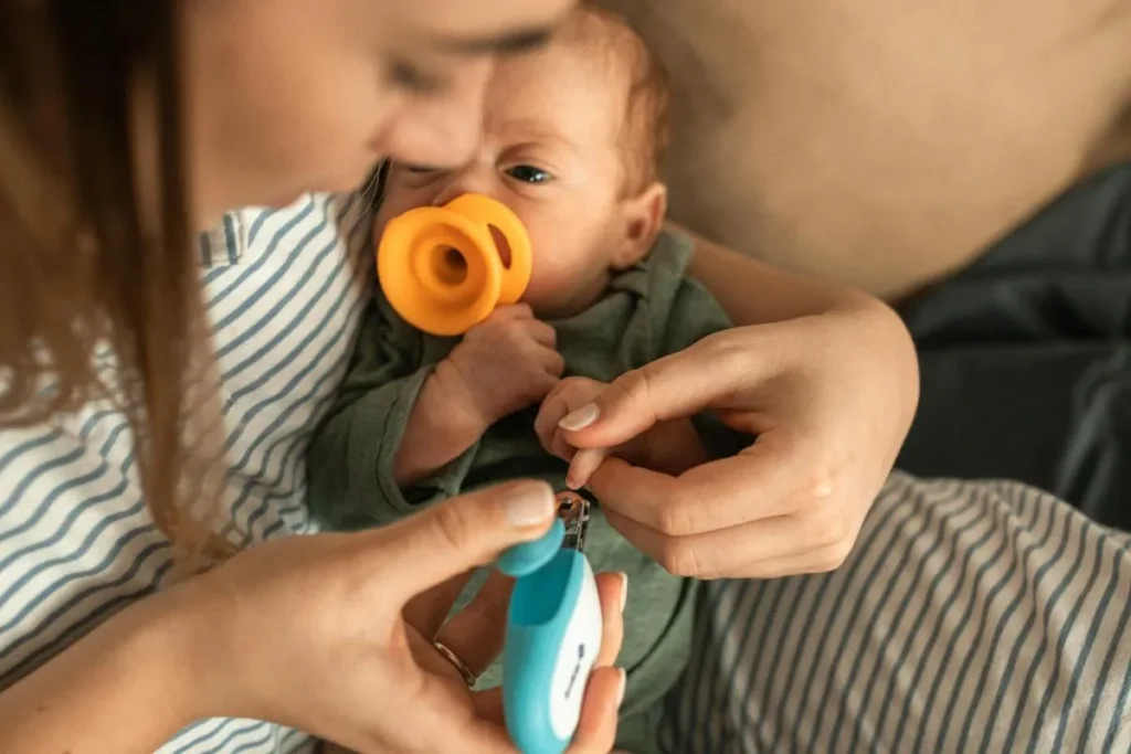 cara aman memotong kuku anak Autis