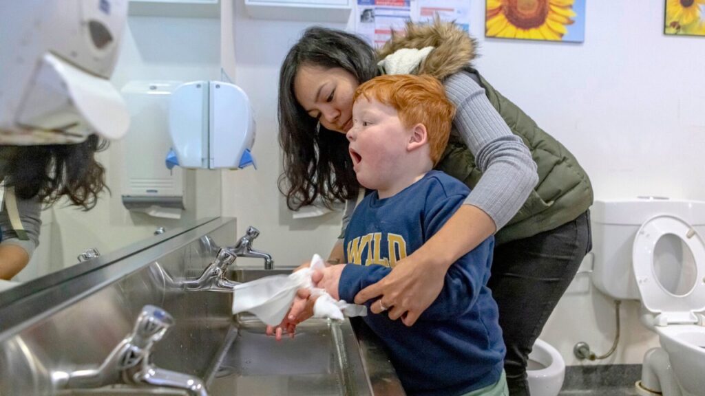 cara melatih toilet training buat anak autis