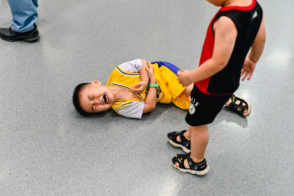 menghadapi teguran orang asing saat anak autis tantrum