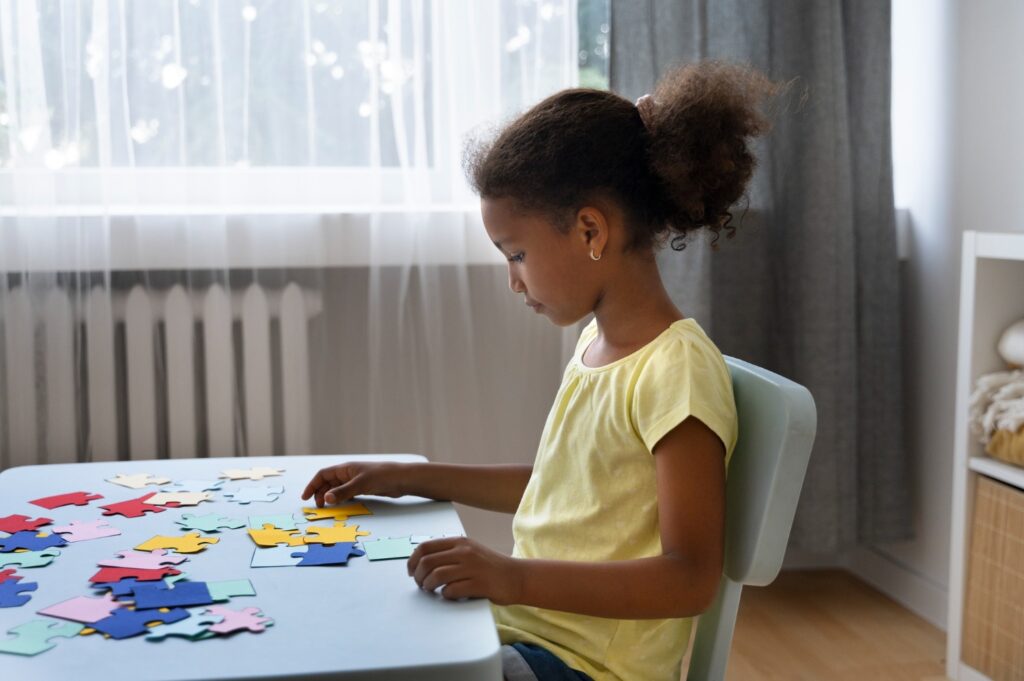 melatih anak autis memecahkan masalah puzzle bertahap