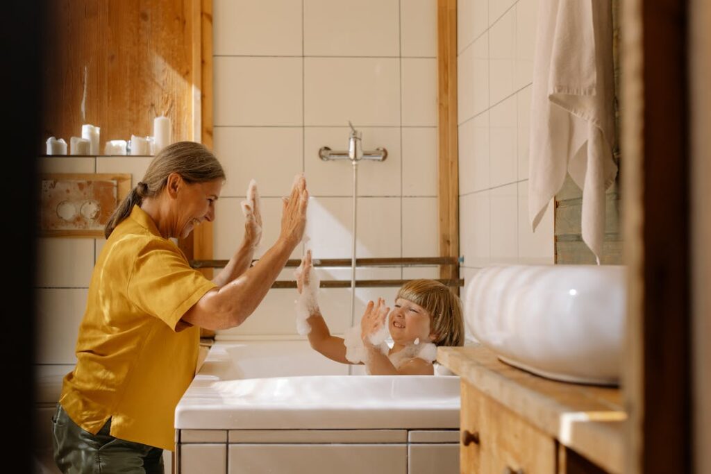 Melatih Kemandirian Anak Autis Mandi dengan Shower
