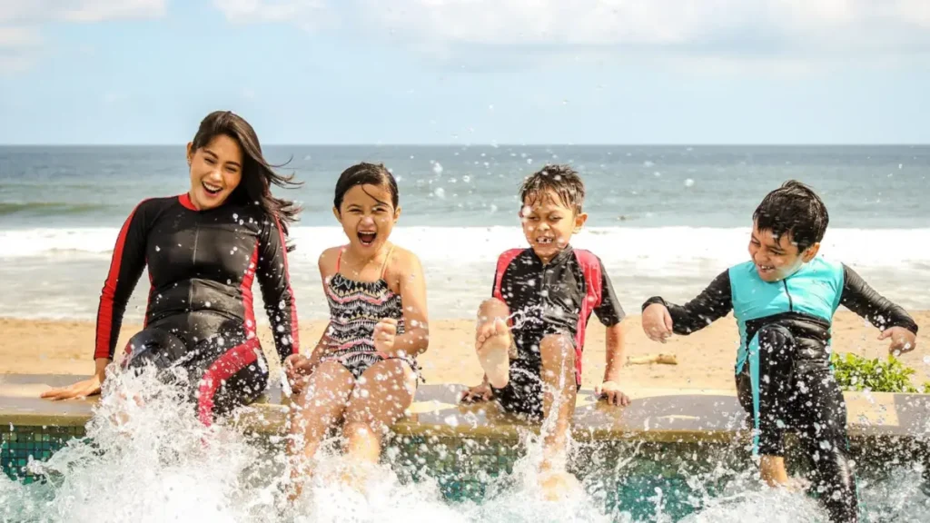 cara aman mengajak anak autis bermain di pantai