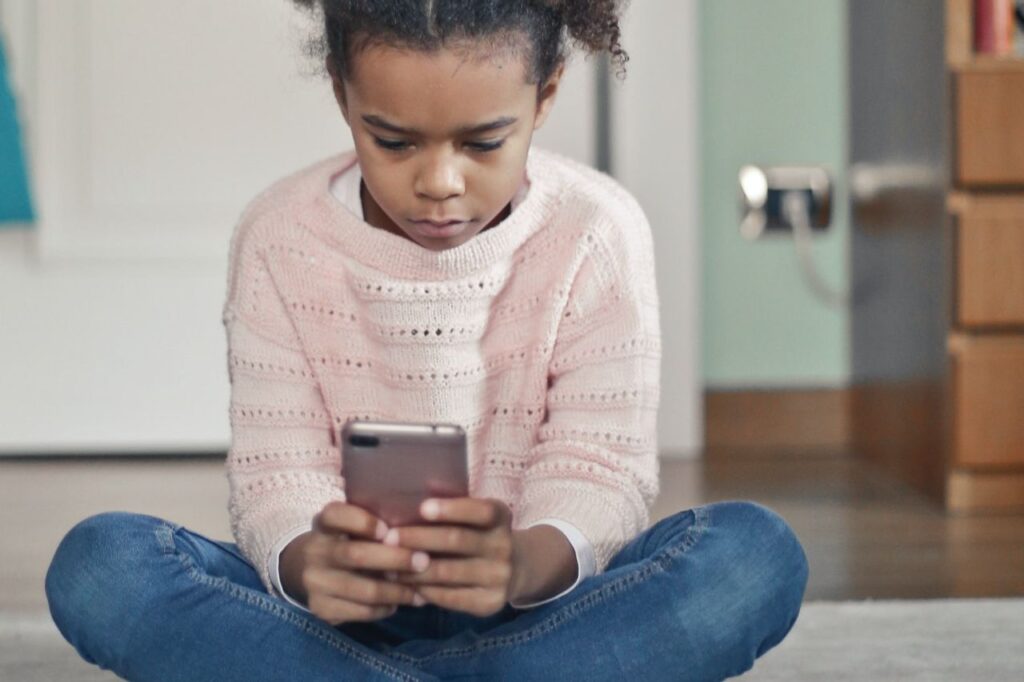 cara melatih anak autis membedakan pesan teks asli dan penipuan
