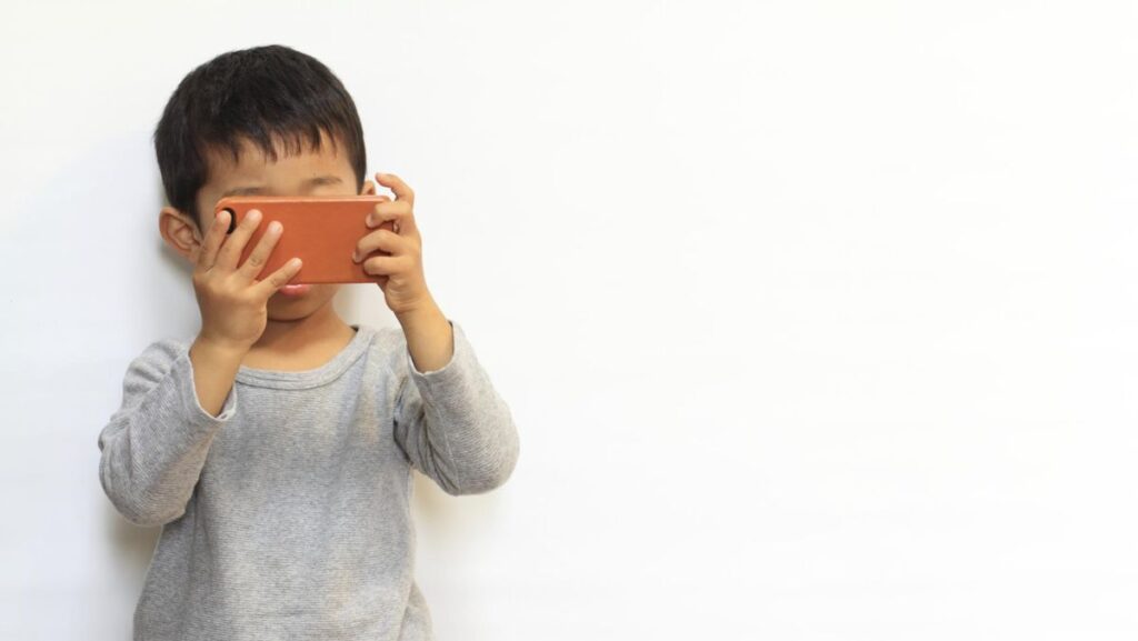 Benarkah Gadget Bisa Menyebabkan Autis Pada Anak? Simak Penjelasan Medis dan Fakta Ilmiahnya