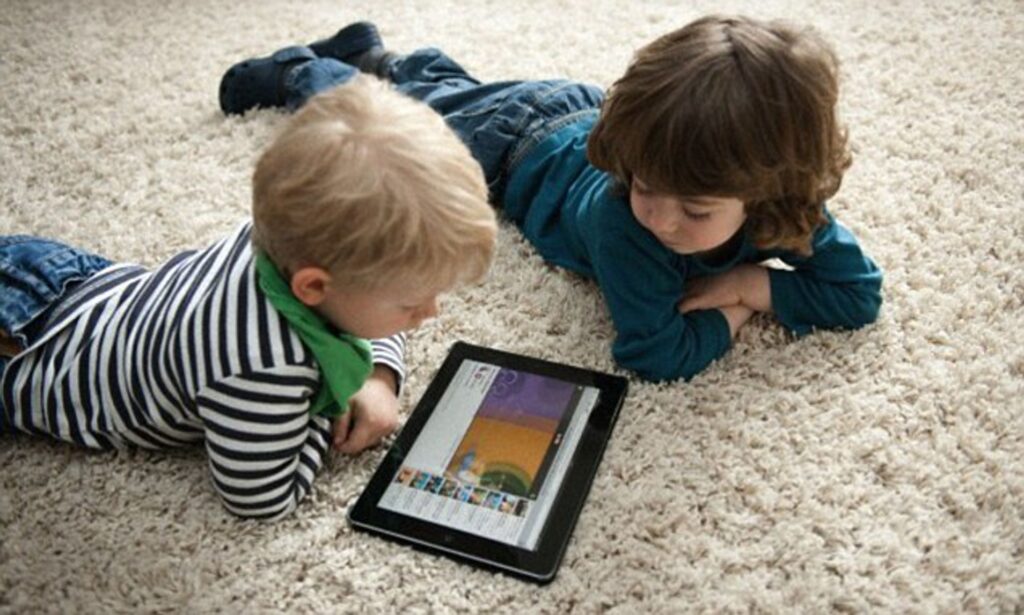 Kelebihan Tablet Dibanding Buku Fisik untuk Anak Autis