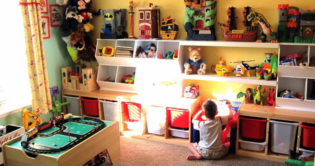 tips mengatur tata letak lemari mainan anak autis