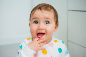 Bayi Tumbuh Gigi Jadi Demam Apakah Itu Normal?