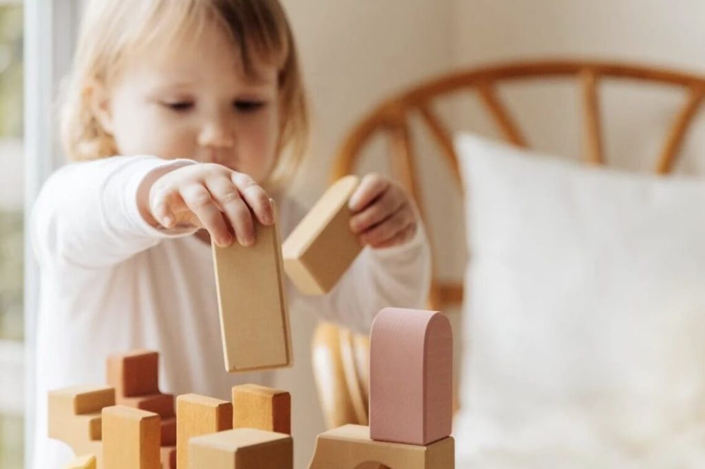 3 Perbedaan Gangguan Integrasi Sensorik VS Autis pada Anak