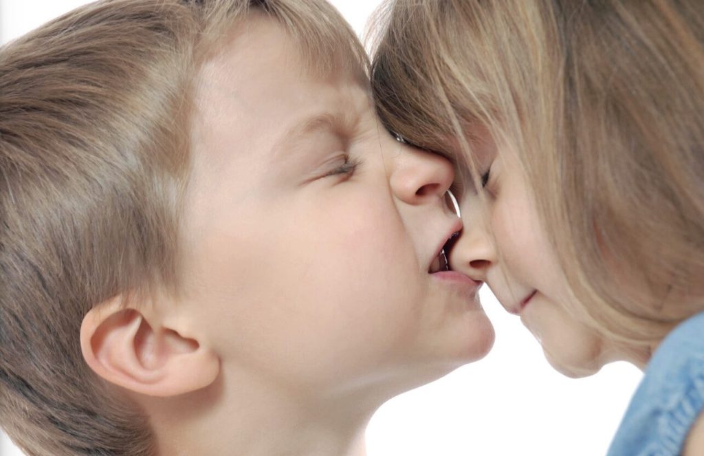 4 Cara Atasi Anak Tunarungu Sering Menggigit atau Memukul