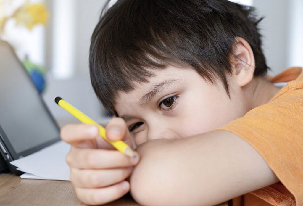 Ini 4 Alasan Kenapa Anak Tunarungu Susah Konsentrasi Belajar