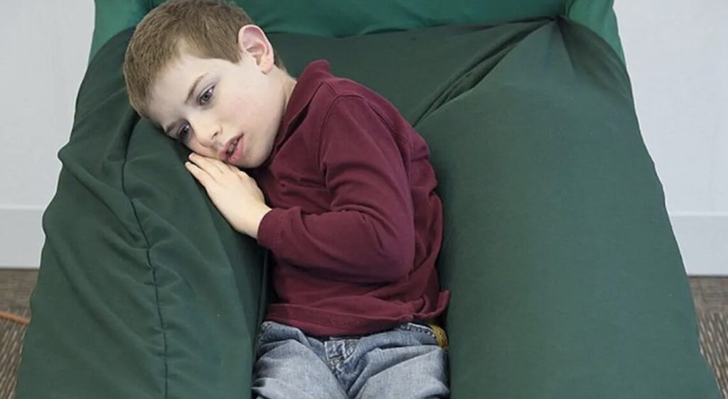 Mengapa Anak yang Autisme Klasik Tak Suka Kontak Mata