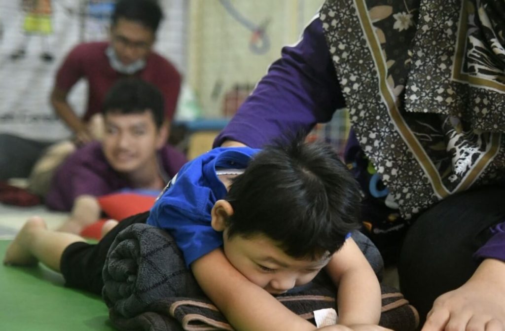 4 Cara Mengurangi Cemas pada Anak Autisme + Cerebral Palsy