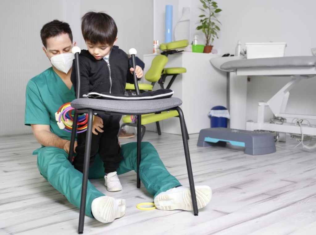 4 Tips Pilih Terapis Ahli Atasi Anak Autisme + Cerebral Palsy