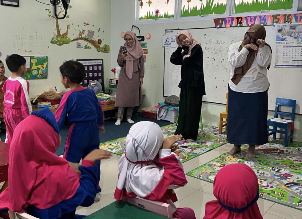 7 Cara Ajari Anak Bahasa Isyarat Down Syndrome + Tunarungu