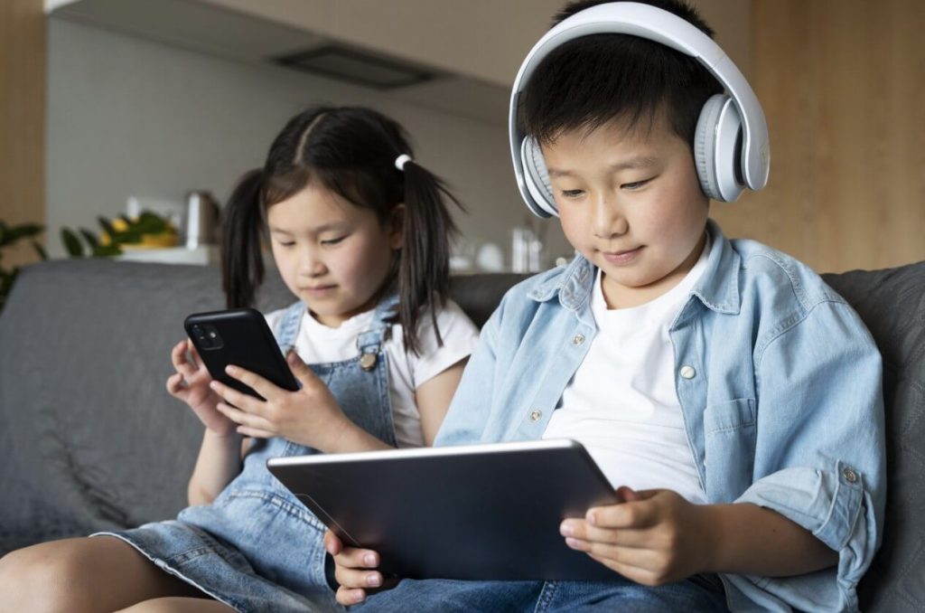 Kapan Saatnya Memberi Gadget pada Anak Autisme + CP