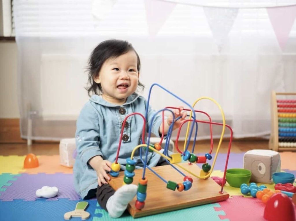 Mengapa Anak Autisme Klasik Sulit Memberikan Hadiah