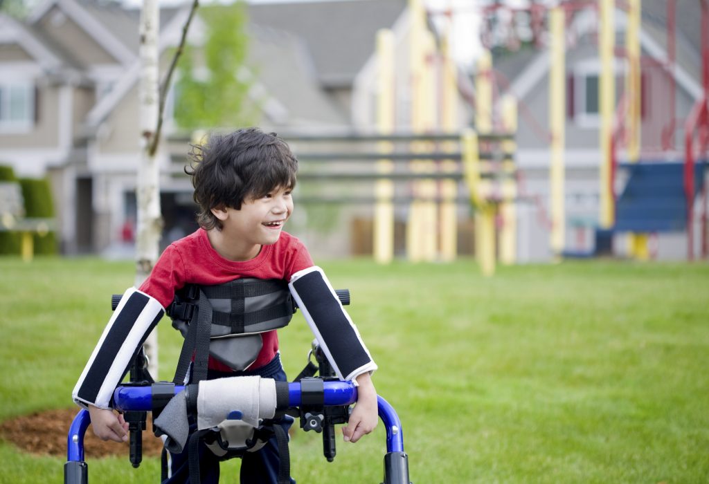 cara membantu anak cerebral palsy berjalan